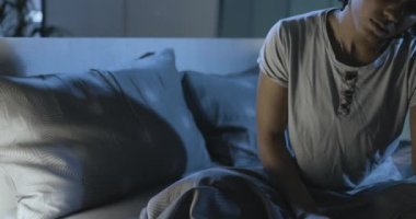 Uykusuzluk çeken depresif bir kadın.