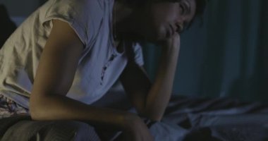 Gece geç saatte televizyon izleyen uykusuz bir kadın.