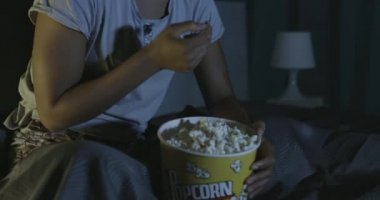 Gece geç saatte televizyon izleyen uykusuz bir kadın.