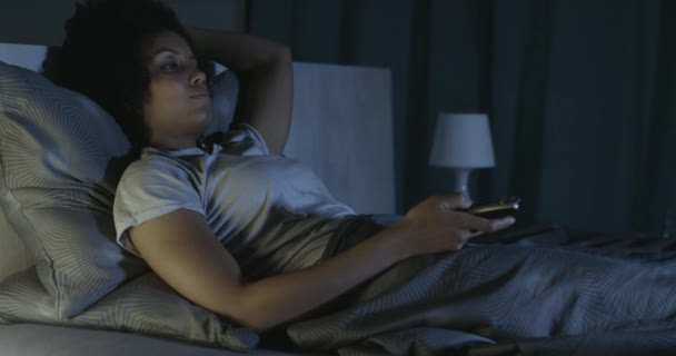 Mujer insomne viendo televisión tarde en la noche — Vídeos de Stock