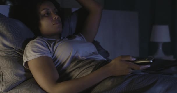 Mujer insomne viendo televisión tarde en la noche — Vídeos de Stock