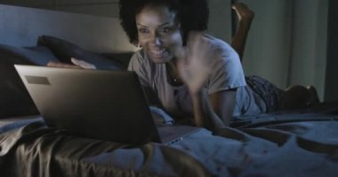 İnternetten film izleyen neşeli bir kadın.