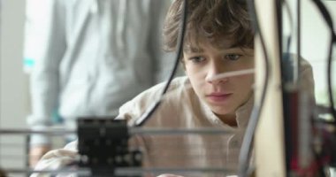 Öğrenciler 3D yazıcı kullanarak bir prototip basıyorlar