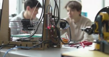 Öğrenciler laboratuvarda 3D baskı öğreniyor