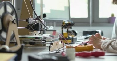 Öğrenciler okulda 3D baskı öğreniyor.