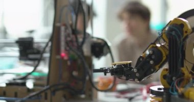 Öğrenciler laboratuvarda 3D baskı öğreniyor