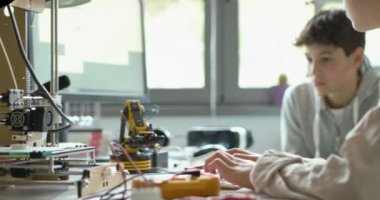 Öğrenciler okulda 3D baskı öğreniyor.