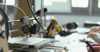 Mühendislik öğrencileri laboratuvarda prototip basıyorlar.