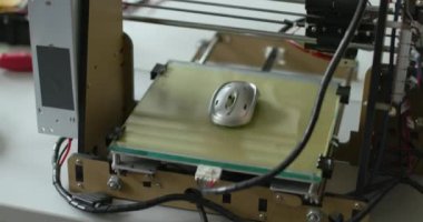 Öğrenciler 3D yazdırılmış prototiplerini kontrol ediyorlar