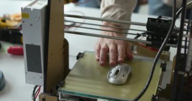Öğrenciler 3D yazdırılmış prototiplerini kontrol ediyorlar