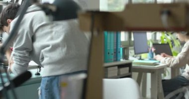 3D yazıcı bir prototip ve mühendislik öğrencisini yazdırıyor
