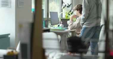 3D yazıcı bir prototip ve mühendislik öğrencisini yazdırıyor