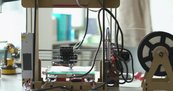 Студент изучает 3D-печать в лаборатории — стоковое видео