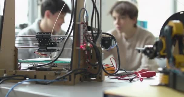 Studenten leren 3D printen in het lab — Stockvideo