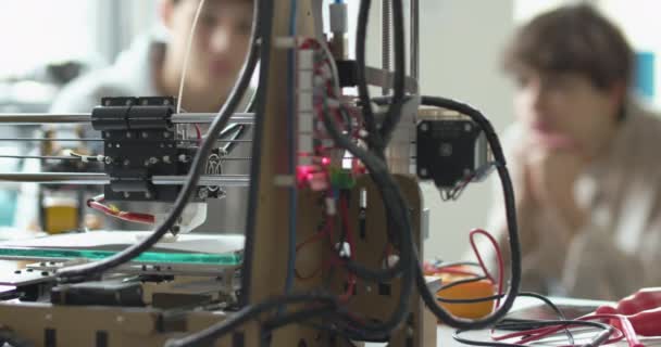 Estudiantes aprendiendo impresión 3D en el laboratorio — Vídeo de stock