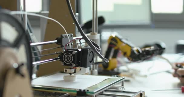 Estudiantes usando una impresora 3D en el laboratorio — Vídeo de stock