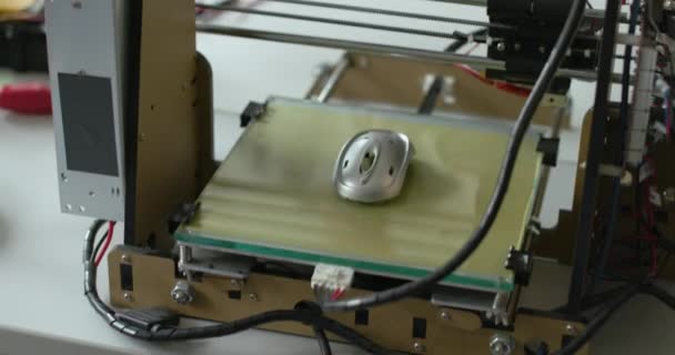 A diákok ellenőrzik a 3D nyomtatott prototípust — Stock videók