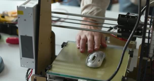 Studenten controleren hun 3D geprinte prototype — Stockvideo