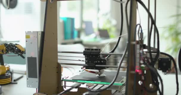 3D printer in het lab — Stockvideo