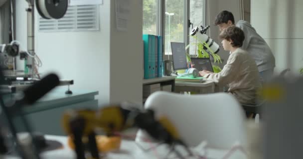 Miniaturowe ramię robota w laboratorium naukowym — Wideo stockowe