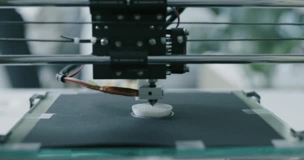 3D принтер, работающий в лаборатории печати — стоковое видео