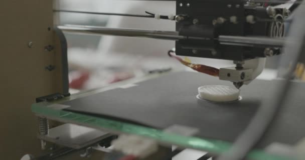 3D принтер, работающий в лаборатории печати — стоковое видео