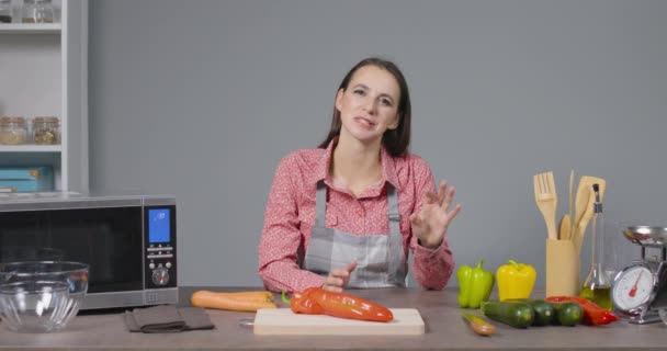 Cours de cuisine en ligne avec une cuisinière — Video