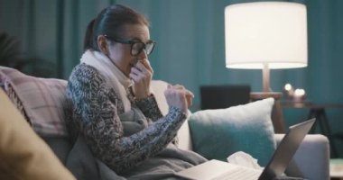 Hasta kadın laptopuyla arıyor.