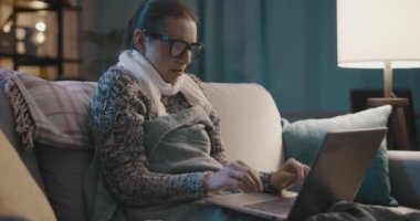 Hasta kadın evde internete bağlanıyor.