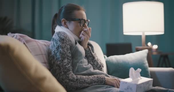 Žena s nachlazením a chřipkou kontroluje teplotu — Stock video