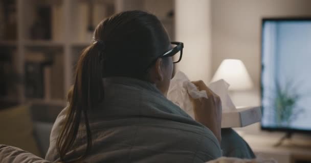 Mujer con resfriado y gripe viendo televisión — Vídeo de stock