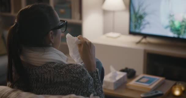 Mulher com frio e gripe assistindo TV — Vídeo de Stock