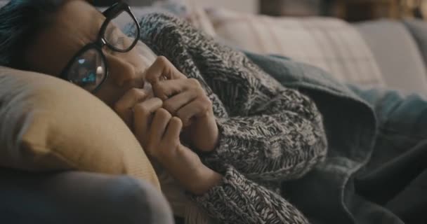 Mujer enferma con síntomas covid acostada en el sofá — Vídeo de stock