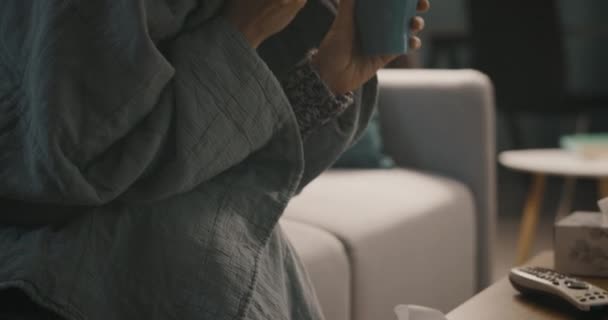 Женщина с гриппом пьет чай дома — стоковое видео