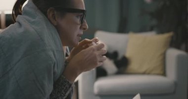 Hasta kadın hapşırıyor ve burnunu siliyor.