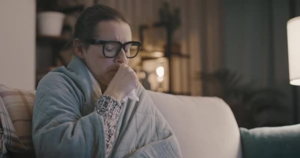 Vrouw met verkoudheid en griep die een geneesmiddel inneemt — Stockvideo