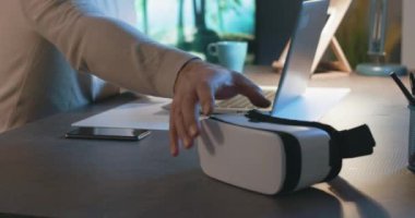 Çalışan ve VR deneyimi yaşayan adam