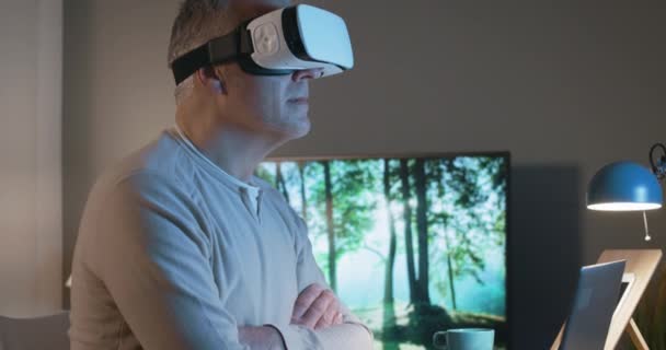 Человек смотрит видео в виртуальной реальности — стоковое видео