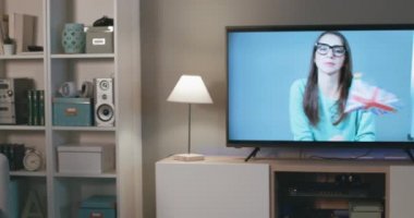 TV şovlarıyla İngilizce öğrenen adam