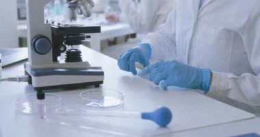 Genç araştırmacı bir örneği inceliyor.