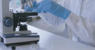 Genç araştırmacı bir örneği inceliyor.