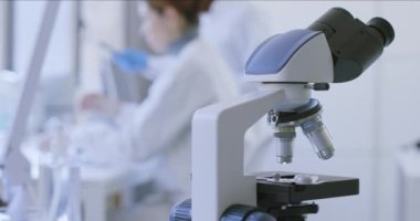 Profesyonel tıp laboratuarı ve bilim adamları çalışıyor.