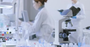 Profesyonel tıp laboratuarı ve bilim adamları çalışıyor.