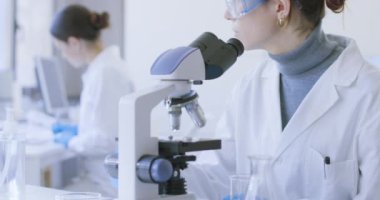 Klinik laboratuvarında birlikte çalışan araştırmacılar.