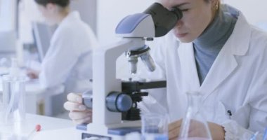 Stresli araştırmacının başı ağrıyor.