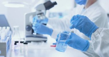 Klinik laboratuvarında birlikte çalışan araştırmacılar.