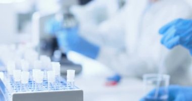 Klinik laboratuvarında birlikte çalışan araştırmacılar.