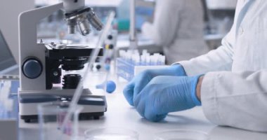 Laboratuvarda çalışan tıbbi araştırmacı.