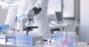 Laboratuvarda çalışan tıbbi araştırmacı.