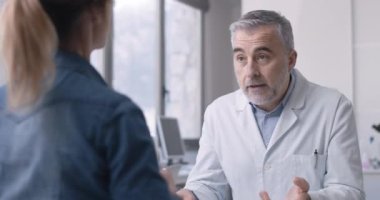 Birincil bakım hekimi hastasını ofisinde kabul eder.